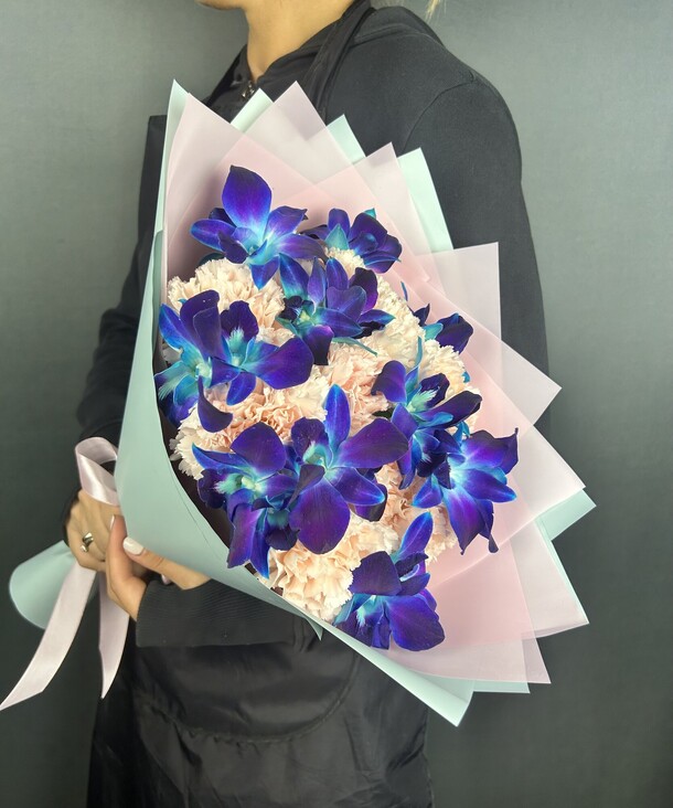 Букет гвоздика с космической орхидеей, артикул F1312892 - 3288 рублей, доставка по городу. Flawery - доставка цветов