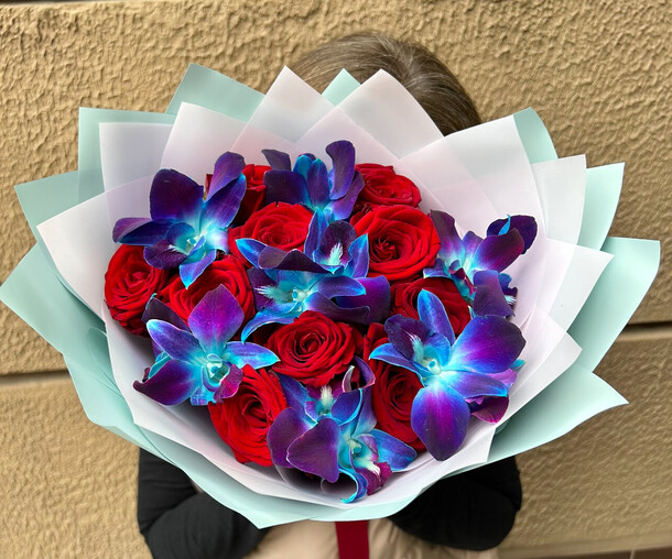 Букет красные розы с космической орхидеей, артикул F1331278 - 2866 рублей, доставка по городу. Flawery - доставка цветов