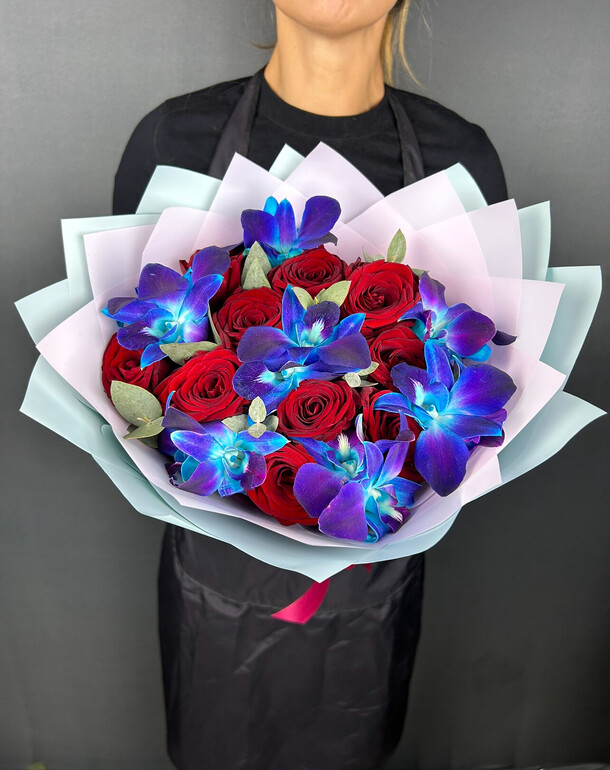 Букет розы красные с космической орхидеей и эвкалиптом, артикул F1336259 - 3688 рублей, доставка по городу. Flawery - доставка цветов