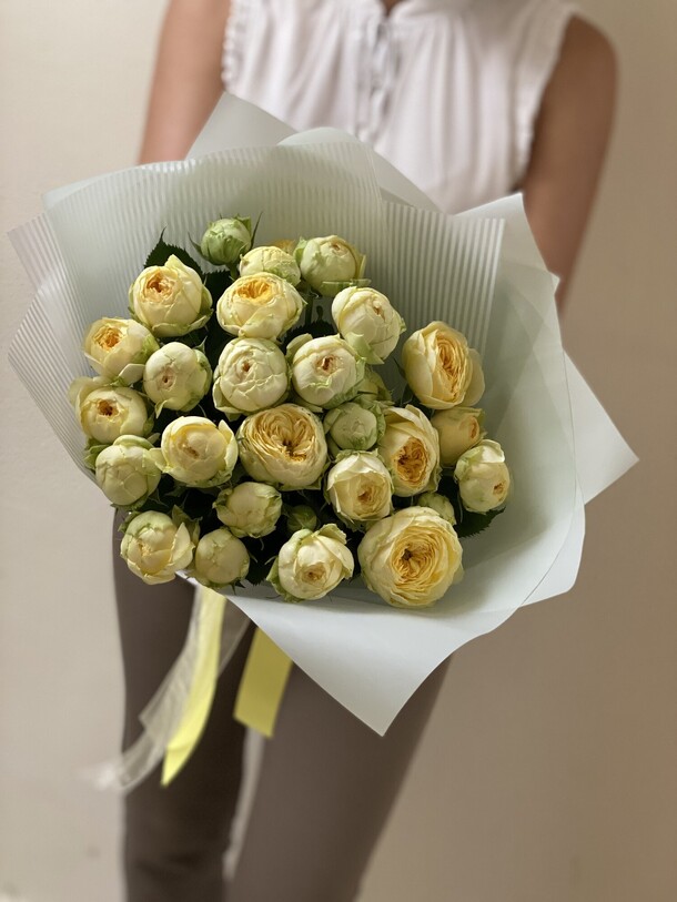 11 кустовых роз "пиони бабблз", артикул F1086100 - 3685 рублей, доставка по городу. Flawery - доставка цветов