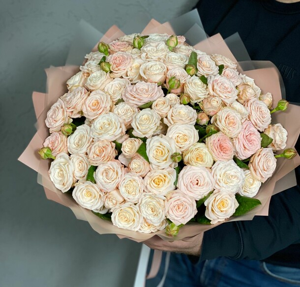 51 пионовидных кустовых роз, артикул F1091210 - 20460 рублей, доставка по городу. Flawery - доставка цветов