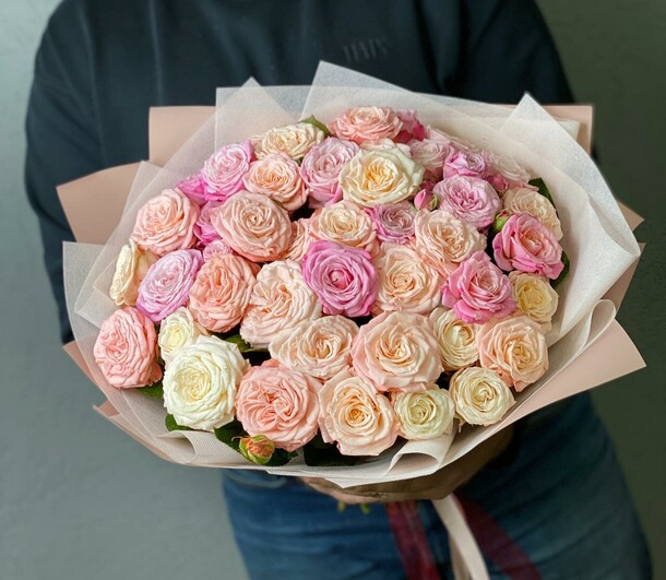 Букет из кустовых роз 35 шт, артикул F1093345 - 6643 рублей, доставка по городу. Flawery - доставка цветов