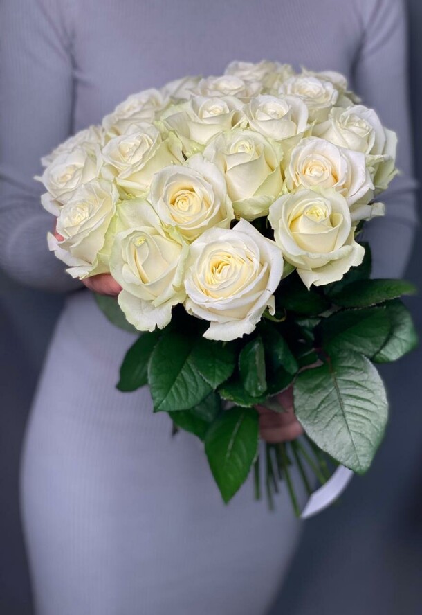 19 белых роз под ленту, артикул F1095432 - 3641 рублей, доставка по городу. Flawery - доставка цветов