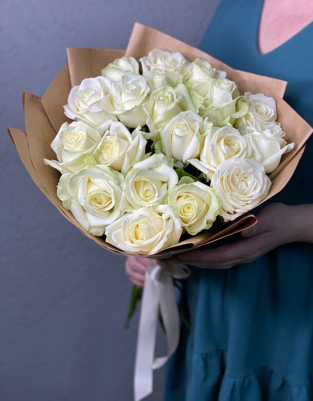 Роза белая в крафте 19 шт, артикул F1095467 - 3410 рублей, доставка по городу. Flawery - доставка цветов