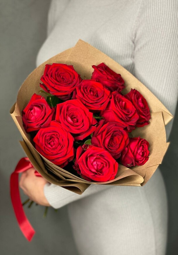 11 красных роз в крафт упаковке, артикул F1179996 - 3388 рублей, доставка по городу. Flawery - доставка цветов