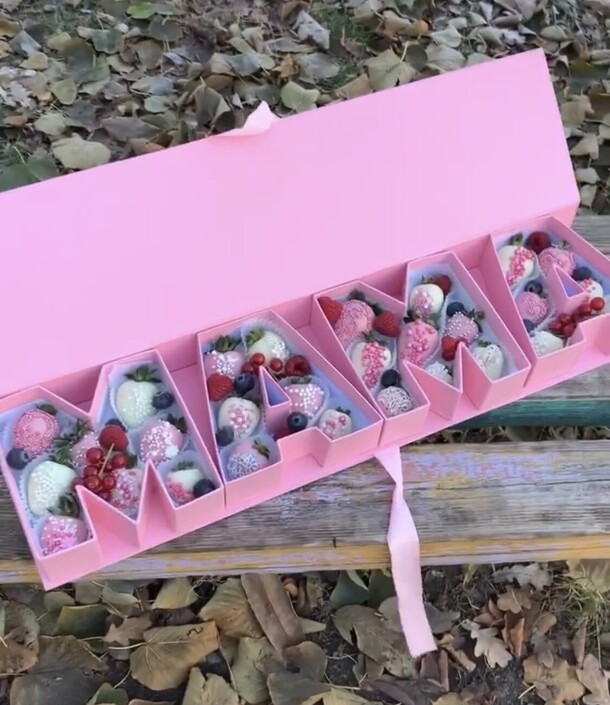 Коробка с клубникой, артикул F1085970 - 8580 рублей, доставка по городу. Flawery - доставка цветов