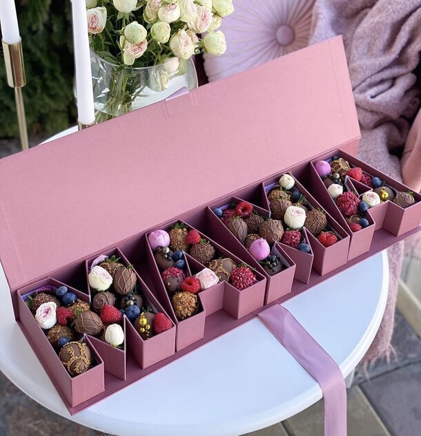 Коробка с клубникой в шоколаде маме, артикул F1085974 - 8201 рублей, доставка по городу. Flawery - доставка цветов