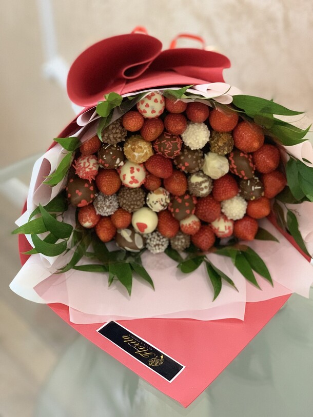 Клубника в шоколаде с зеленью, артикул F1155692 - 4300 рублей, доставка по городу. Flawery - доставка цветов