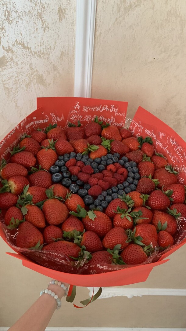 Ягодный букет с малиновым сердцем, артикул F1155700 - 5182 рублей, доставка по городу. Flawery - доставка цветов