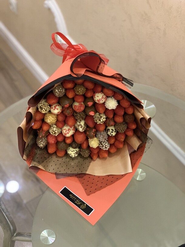 Клубника в шоколаде с вуалью, артикул F1155705 - 4637 рублей, доставка по городу. Flawery - доставка цветов