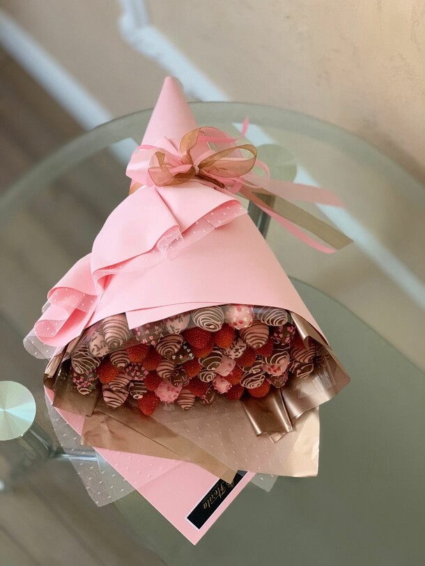 Клубника в шоколаде с розовой вуалью, артикул F1155712 - 5170 рублей, доставка по городу. Flawery - доставка цветов