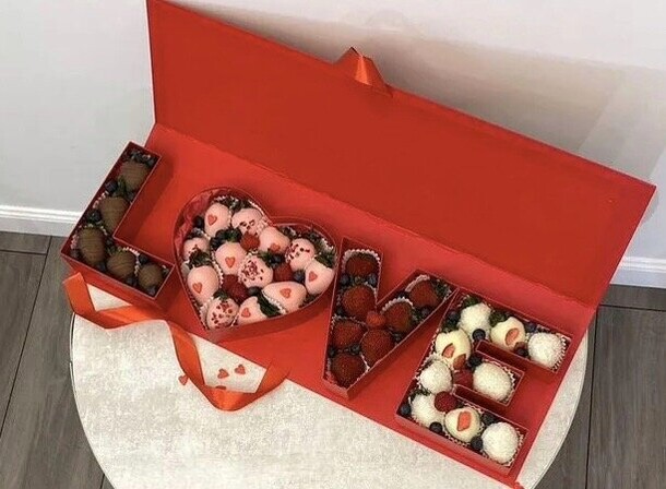 Клубника в шоколаде love, артикул F1254558 - 8690 рублей, доставка по городу. Flawery - доставка цветов