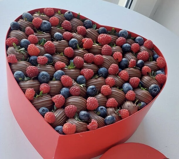 Сердце с клубникой в шоколаде, артикул F1254562 - 13091 рублей, доставка по городу. Flawery - доставка цветов