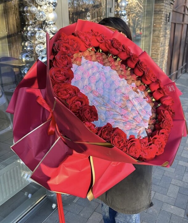 Букет-гигант с клубникой и розами, артикул F1254568 - 24500 рублей, доставка по городу. Flawery - доставка цветов