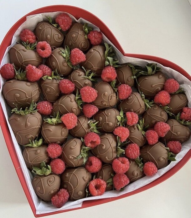 Клубника и малина maxi, артикул F1256804 - 8250 рублей, доставка по городу. Flawery - доставка цветов