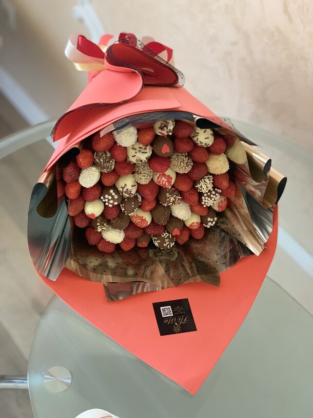 Клубника в шоколаде 33, артикул F1325398 - 4600 рублей, доставка по городу. Flawery - доставка цветов