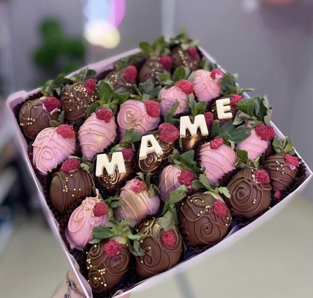 Клубника в шоколаде маме, артикул F1325401 - 4300 рублей, доставка по городу. Flawery - доставка цветов