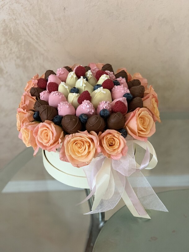 Ягоды с розами в корзинке, артикул F1325752 - 8751 рублей, доставка по городу. Flawery - доставка цветов