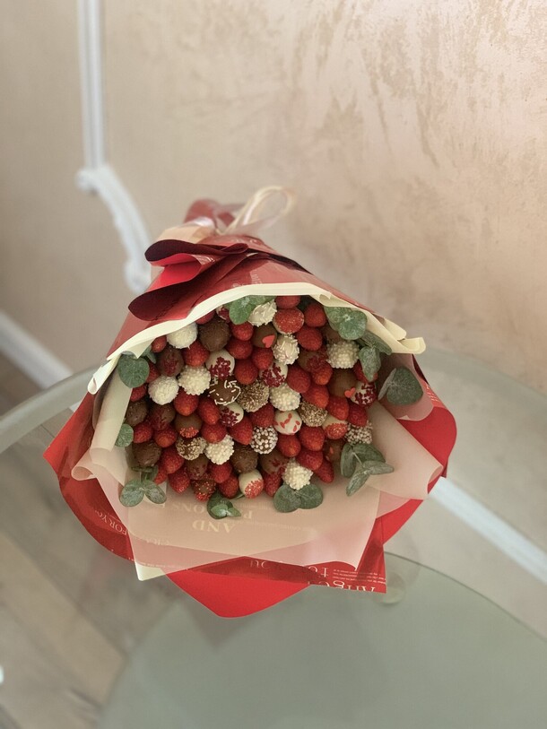 Клубника в шоколаде с эвкалиптом, артикул F1325763 - 4700 рублей, доставка по городу. Flawery - доставка цветов