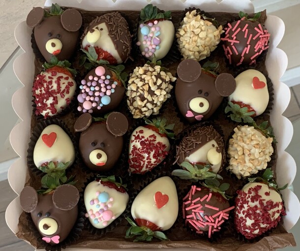 Клубника в шоколаде мишки-ежики, артикул F1326439 - 3850 рублей, доставка по городу. Flawery - доставка цветов