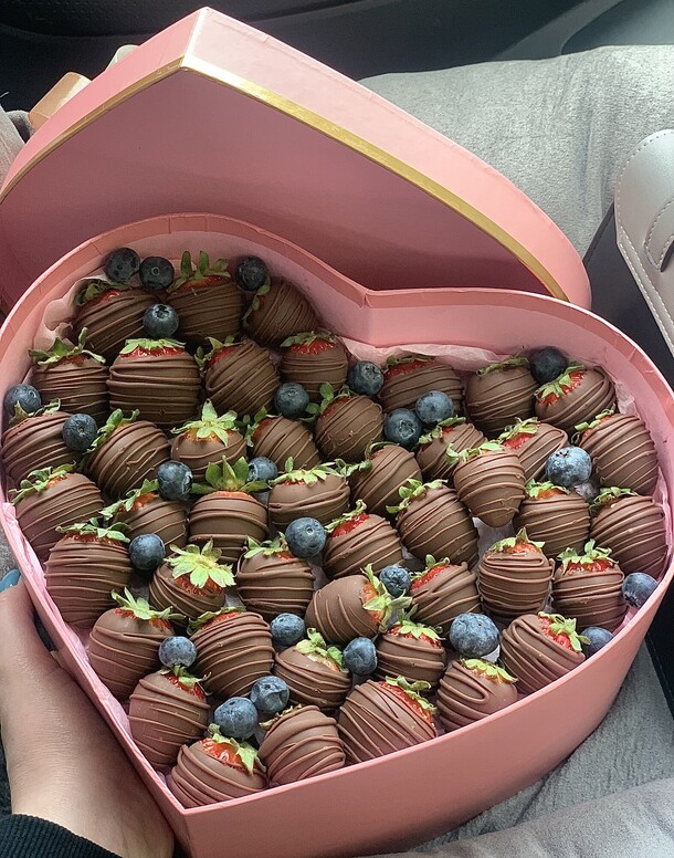 Сердце с клубникой в шоколаде, артикул F1326441 - 5990 рублей, доставка по городу. Flawery - доставка цветов