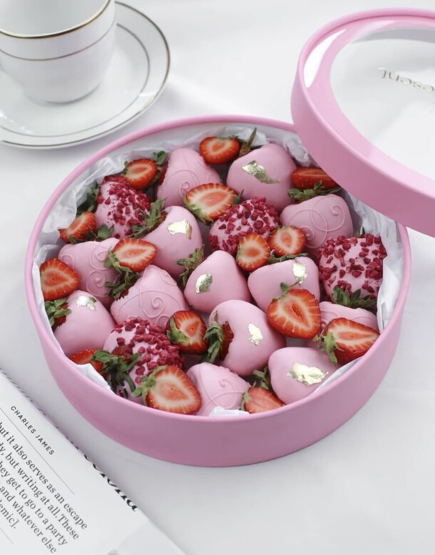 Клубника в розовом, артикул F1327659 - 4620 рублей, доставка по городу. Flawery - доставка цветов