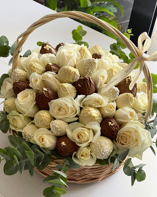 Корзина с клубникой и белыми розами, артикул F1327862 - 14599 рублей, доставка по городу. Flawery - доставка цветов