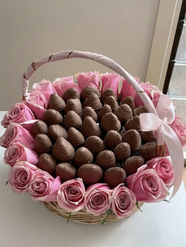 Корзина с розовыми розами и клубникой в шоколаде, артикул F1327865 - 13100 рублей, доставка по городу. Flawery - доставка цветов