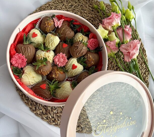 Клубника в шоколаде 57, артикул F1361002 - 4215 рублей, доставка по городу. Flawery - доставка цветов