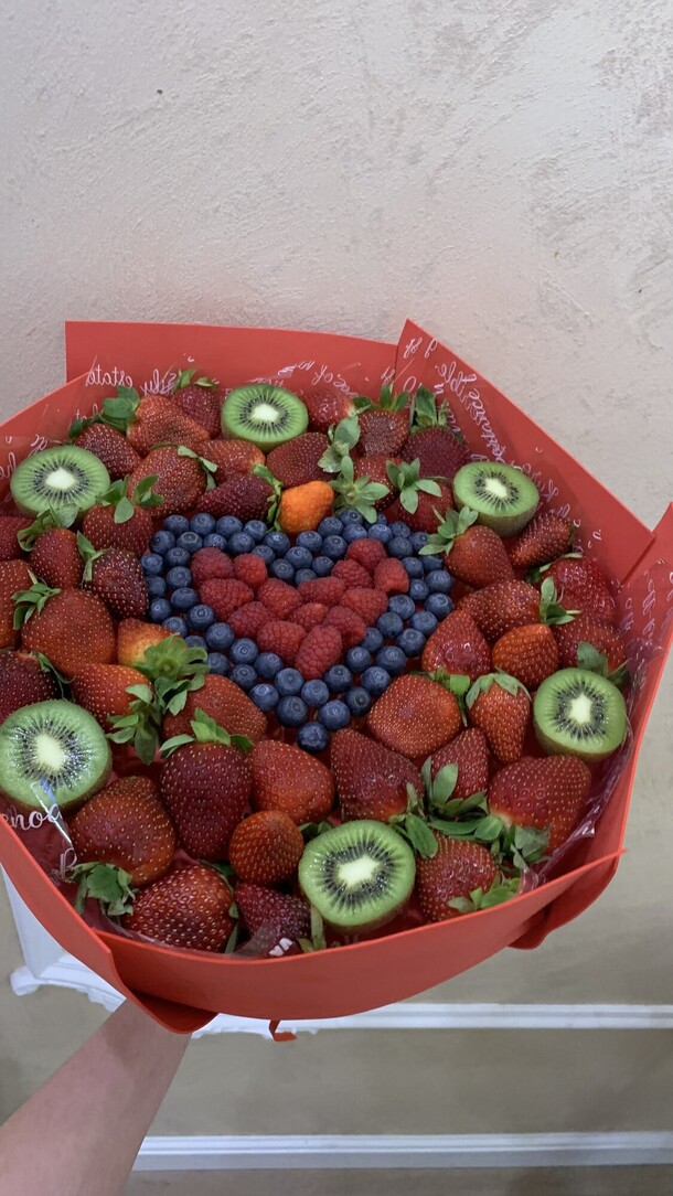 Ягодный букет с киви, артикул F1363181 - 4701 рублей, доставка по городу. Flawery - доставка цветов