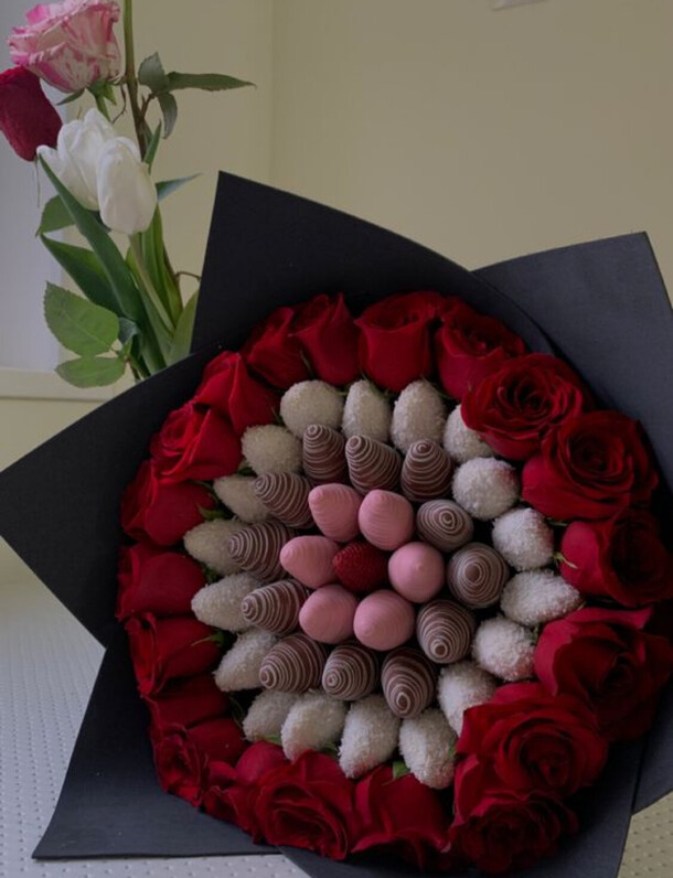 Клубника в шоколаде с розами 5, артикул F1364806 - 8273 рублей, доставка по городу. Flawery - доставка цветов