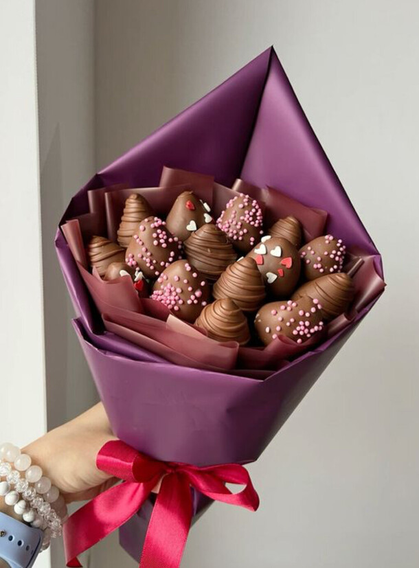 Клубника в молочном шоколаде 12, артикул F1364837 - 5100 рублей, доставка по городу. Flawery - доставка цветов