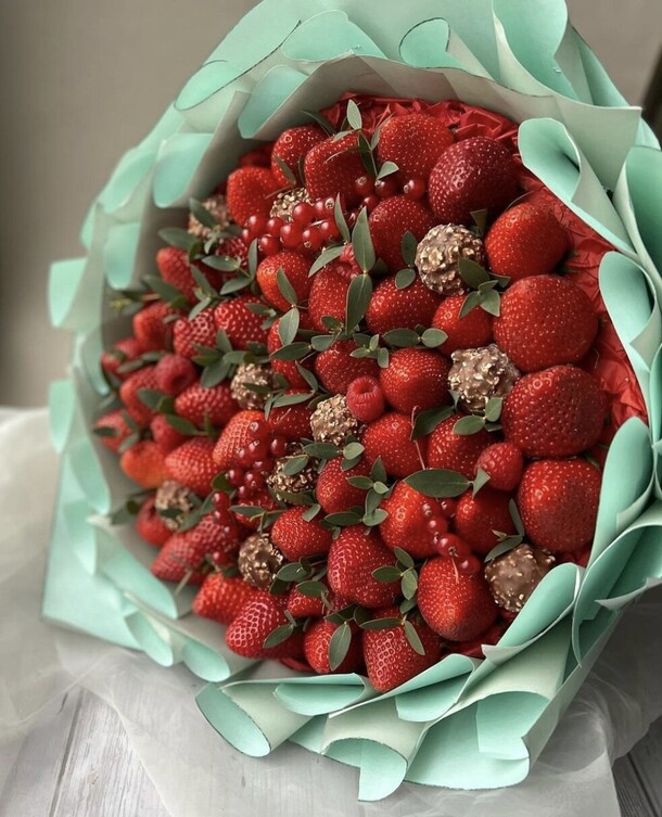 Ягодный букет в мятной упаковке, артикул F1366812 - 8091 рублей, доставка по городу. Flawery - доставка цветов