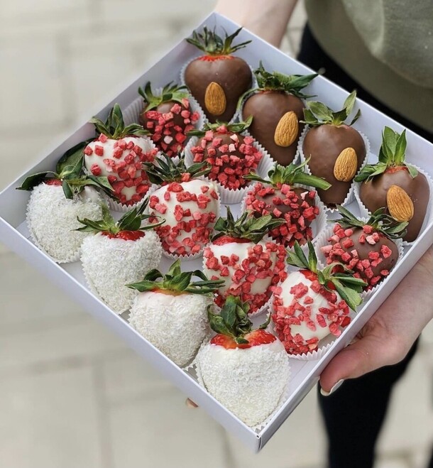 Клубника в шоколаде с миндалем, артикул F164165 - 3700 рублей, доставка по городу. Flawery - доставка цветов