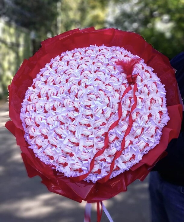 Букет из 101 раффаэлки, артикул F97139 - 8600 рублей, доставка по городу. Flawery - доставка цветов