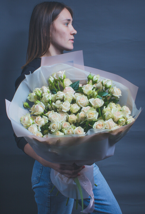 Букет из кустовой розы, артикул F1078995 - 12100 рублей, доставка по городу. Flawery - доставка цветов