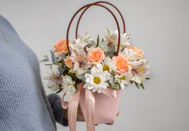 Композиция с кустовой хризантемой, артикул F1081905 - 4500 рублей, доставка по городу. Flawery - доставка цветов