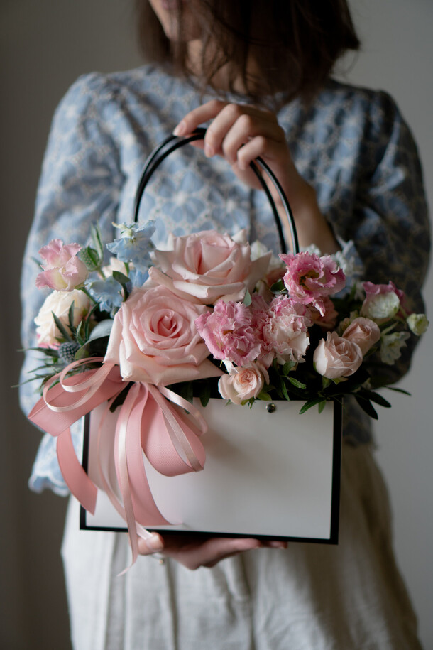 Цветы в сумочке, артикул F1104602 - 6500 рублей, доставка по городу. Flawery - доставка цветов