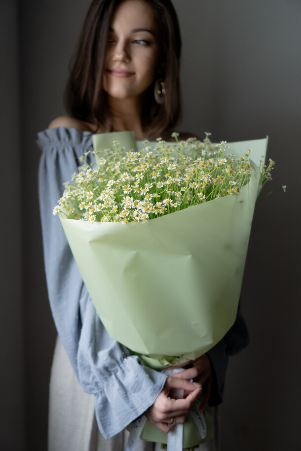 Букет ромашек, артикул F1104609 - 5700 рублей, доставка по городу. Flawery - доставка цветов