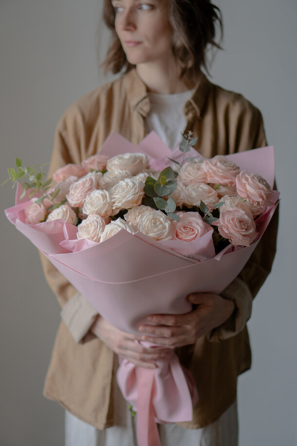 Букет из кустовой розы, артикул F1105029 - 12300 рублей, доставка по городу. Flawery - доставка цветов