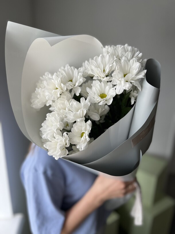 Букет из хризантем 3 штуки, артикул F1125761 - 1700 рублей, доставка по городу. Flawery - доставка цветов