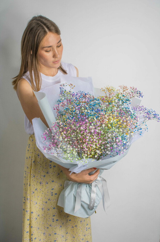 Букет из цветной гипсофилы, артикул F1131614 - 3700 рублей, доставка по городу. Flawery - доставка цветов