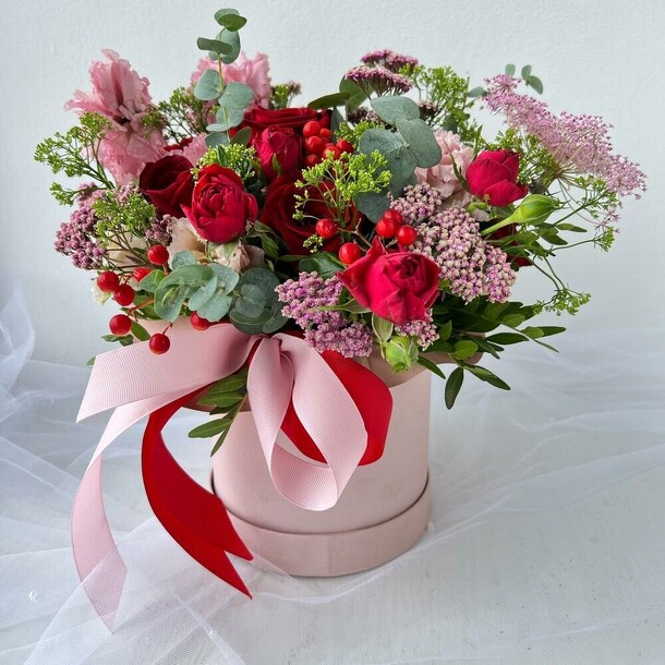 Цветы в коробке, артикул F1140043 - 9983 рублей, доставка по городу. Flawery - доставка цветов