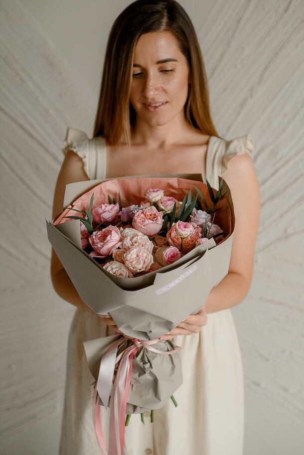 Букет из кустовых роз, артикул F1151683 - 6990 рублей, доставка по городу. Flawery - доставка цветов