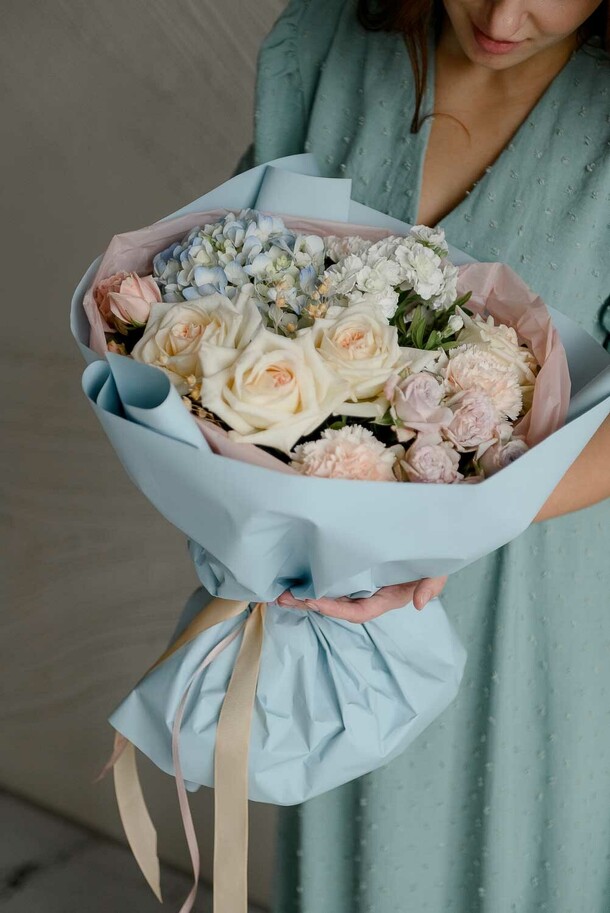 Букет "пролетая над облаками", артикул F1151700 - 11314 рублей, доставка по городу. Flawery - доставка цветов