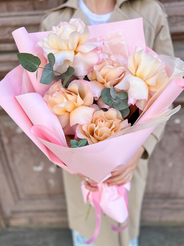 Чайные французские розы с эвкалиптом, артикул F1216525 - 4600 рублей, доставка по городу. Flawery - доставка цветов