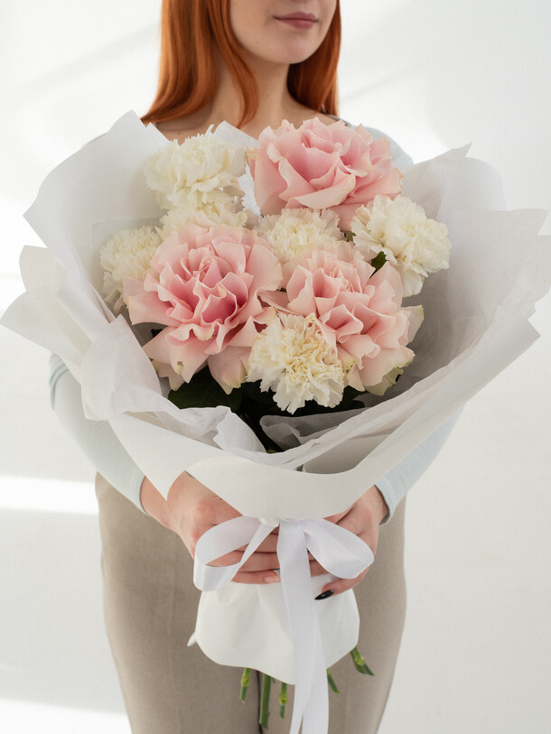 Букет из французской розы и гвоздик, артикул F1265216 - 3550 рублей, доставка по городу. Flawery - доставка цветов