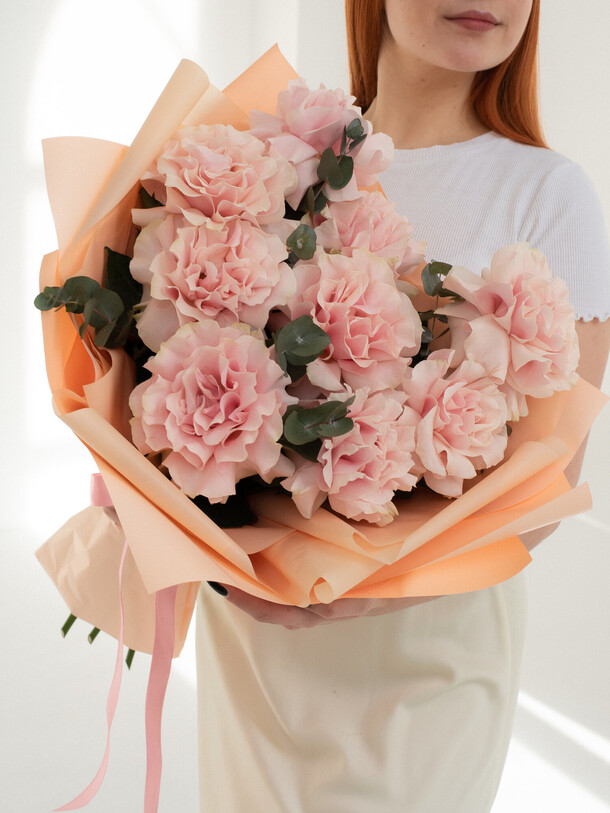 9 французских роз с эвкалиптом, артикул F1265218 - 7300 рублей, доставка по городу. Flawery - доставка цветов