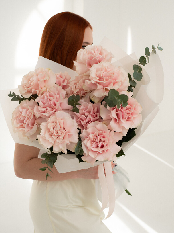 11 французских роз с эвкалиптом, артикул F1265219 - 8600 рублей, доставка по городу. Flawery - доставка цветов