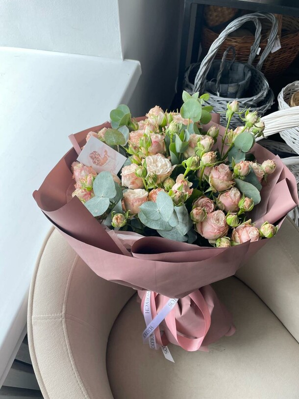 Букет из кустовых роз с эвкалиптом, артикул F1298462 - 5990 рублей, доставка по городу. Flawery - доставка цветов